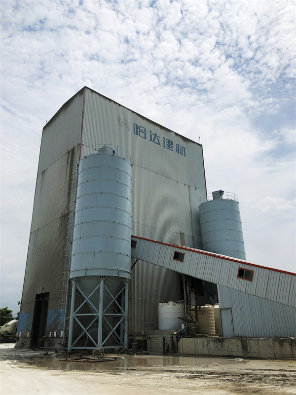 In 2019, Luwei provided two 500T cement silos and pneumatic conveying systems for the Xiamen Hada concrete batching plant.